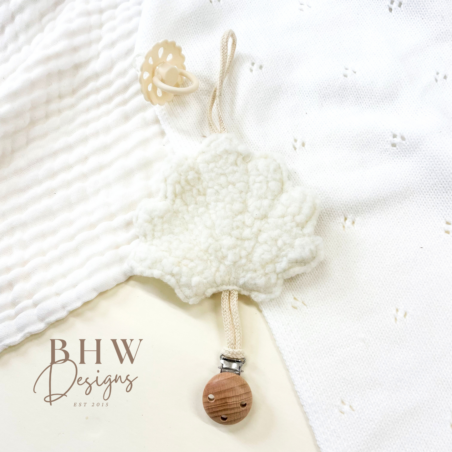 Bouclé Seashell Dummy Clip