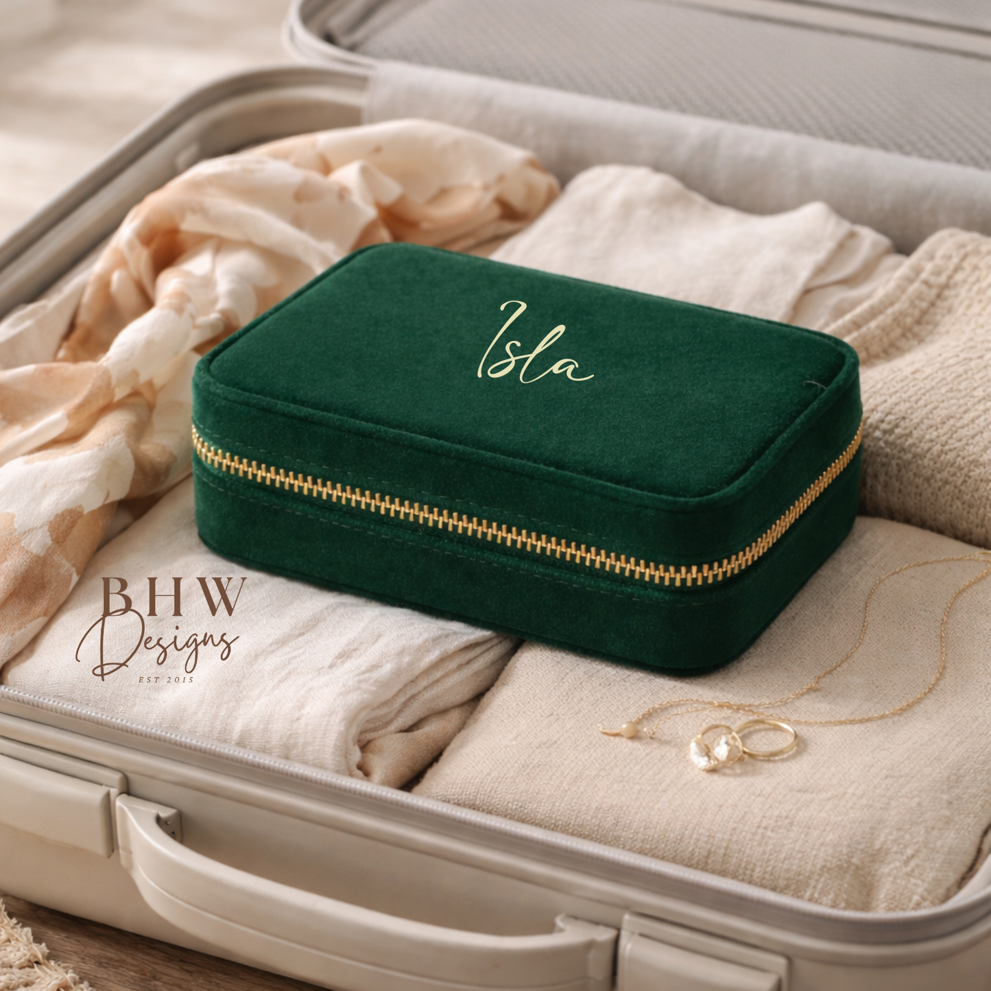 Green jewellery box with gold zipper labeled 'Isla' 