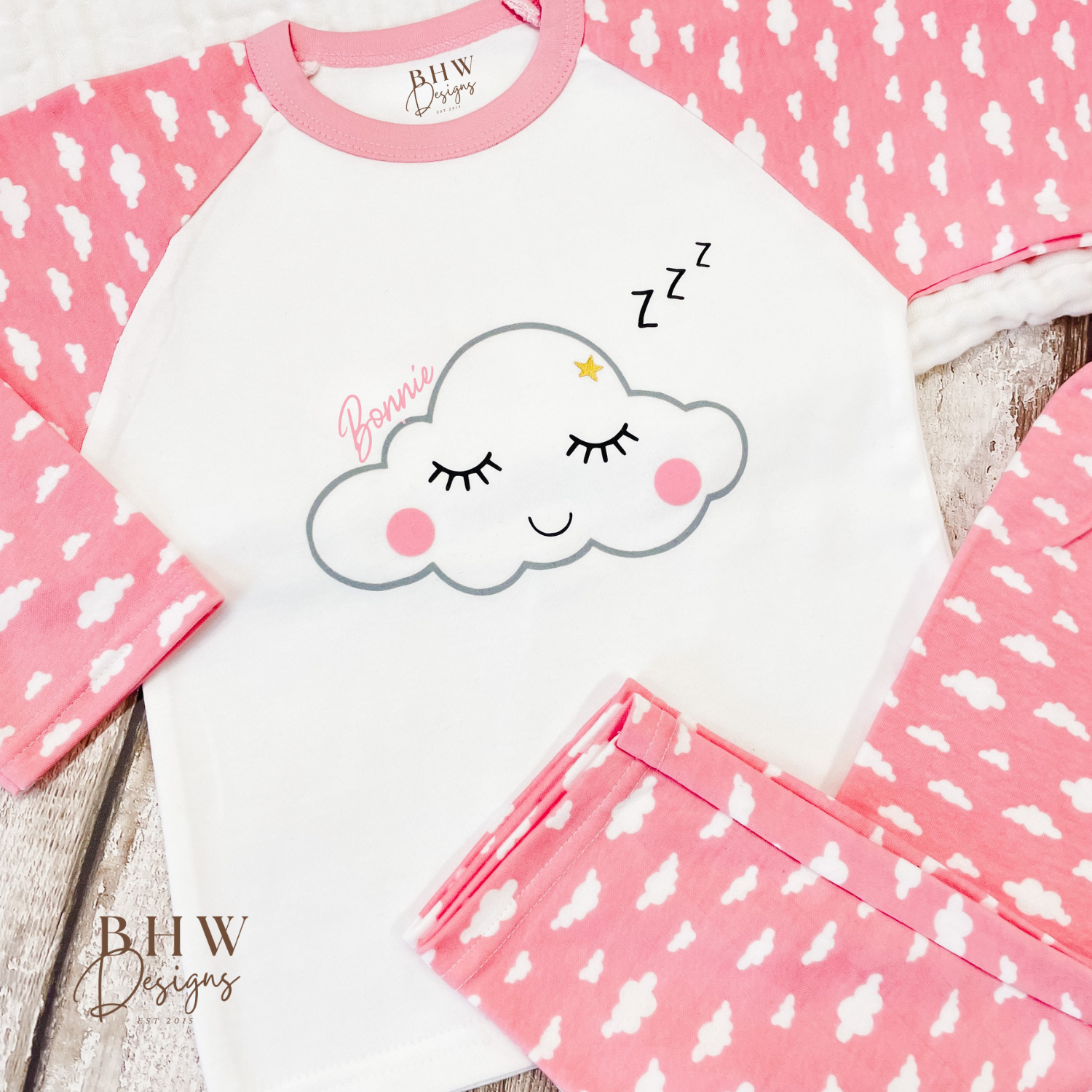 Children's pyjamas with cloud design and pink sleeves