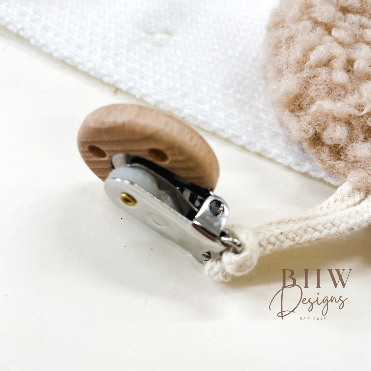 Close-up of the wooden clip