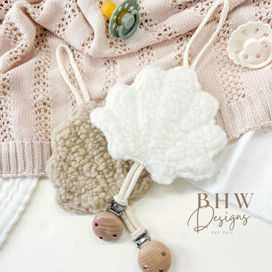 Bouclé Seashell Dummy Clip