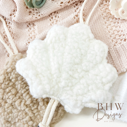 Bouclé Seashell Dummy Clip