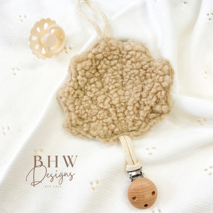 Bouclé Seashell Dummy Clip