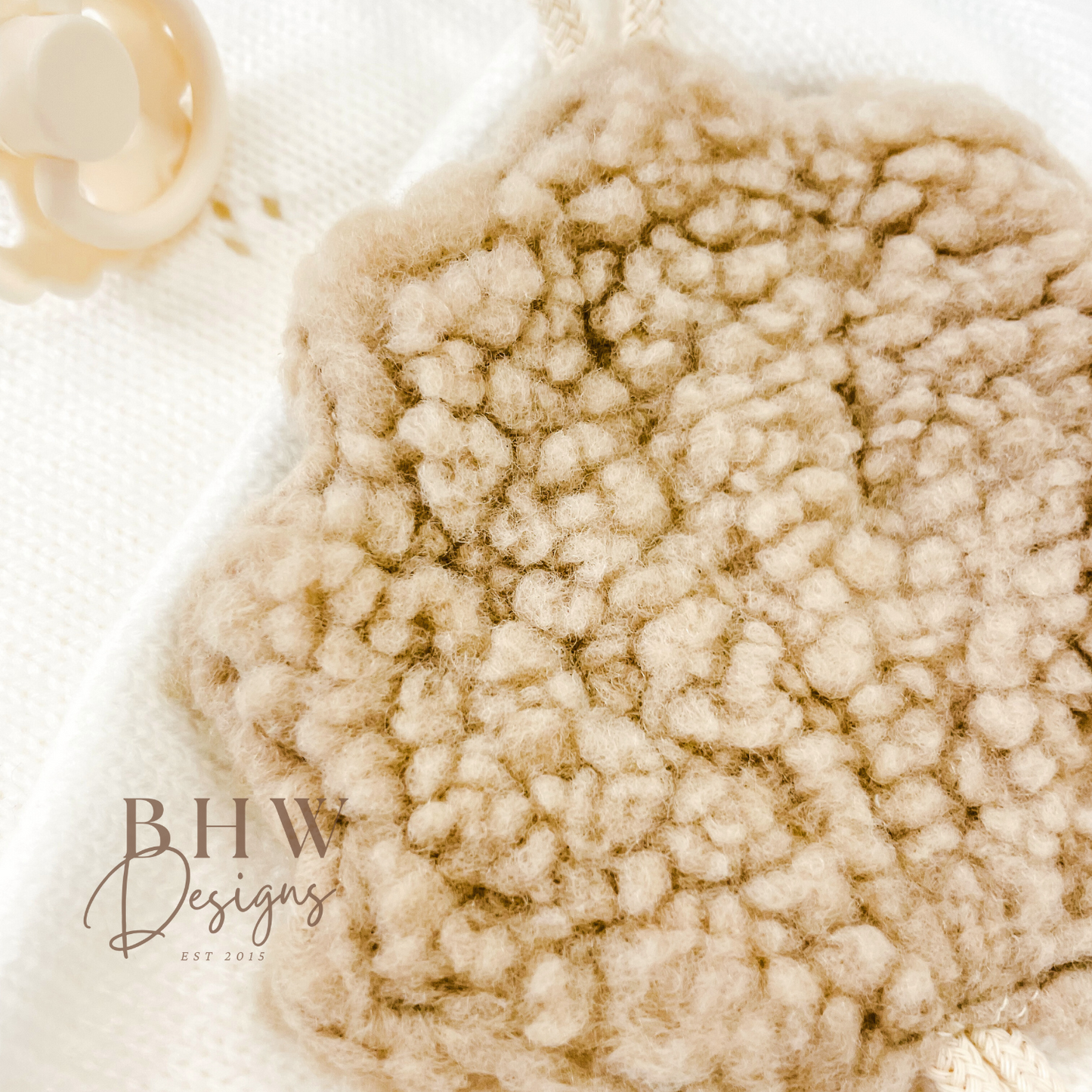 Bouclé Seashell Dummy Clip